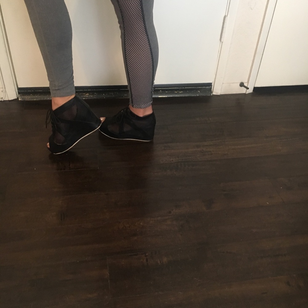 Sport shoes, also available in yellow: 6.5, 6